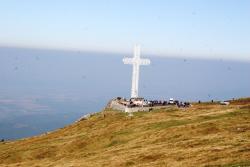 Pelerinaj la crucea de pe Muntele Mic